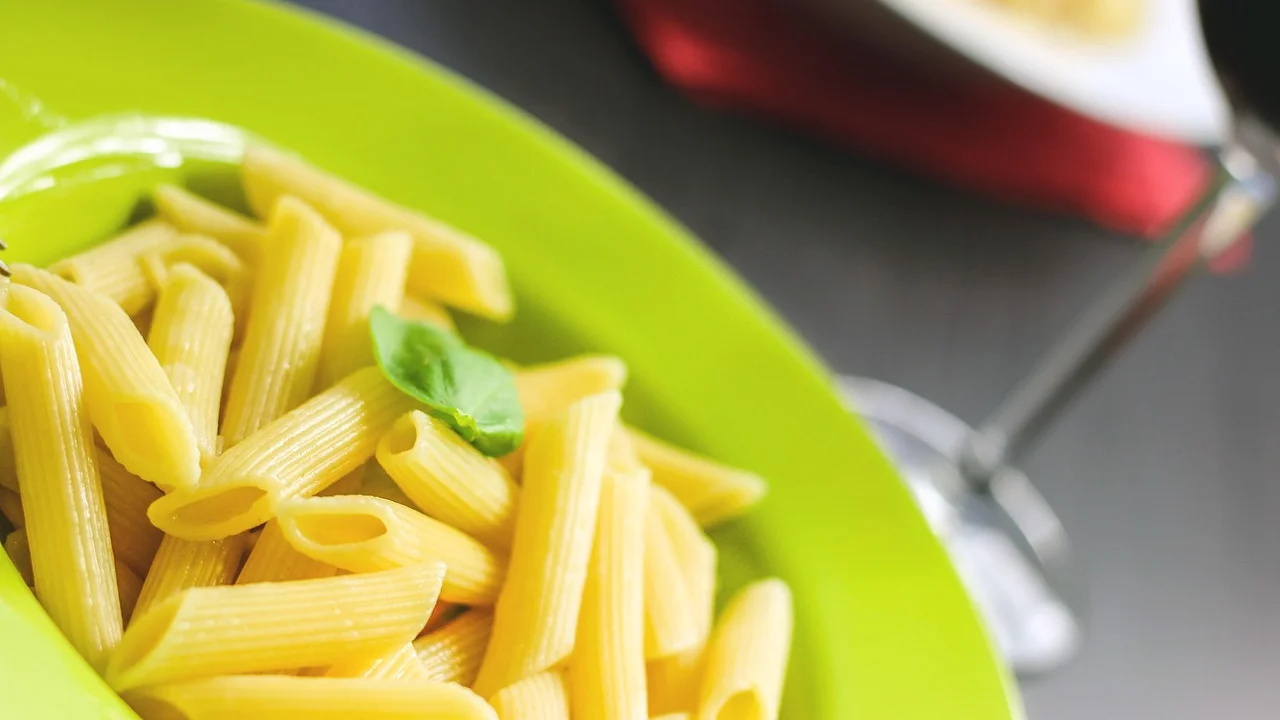 Ingredientes básicos para preparar uma massa com molho branco caseiro.