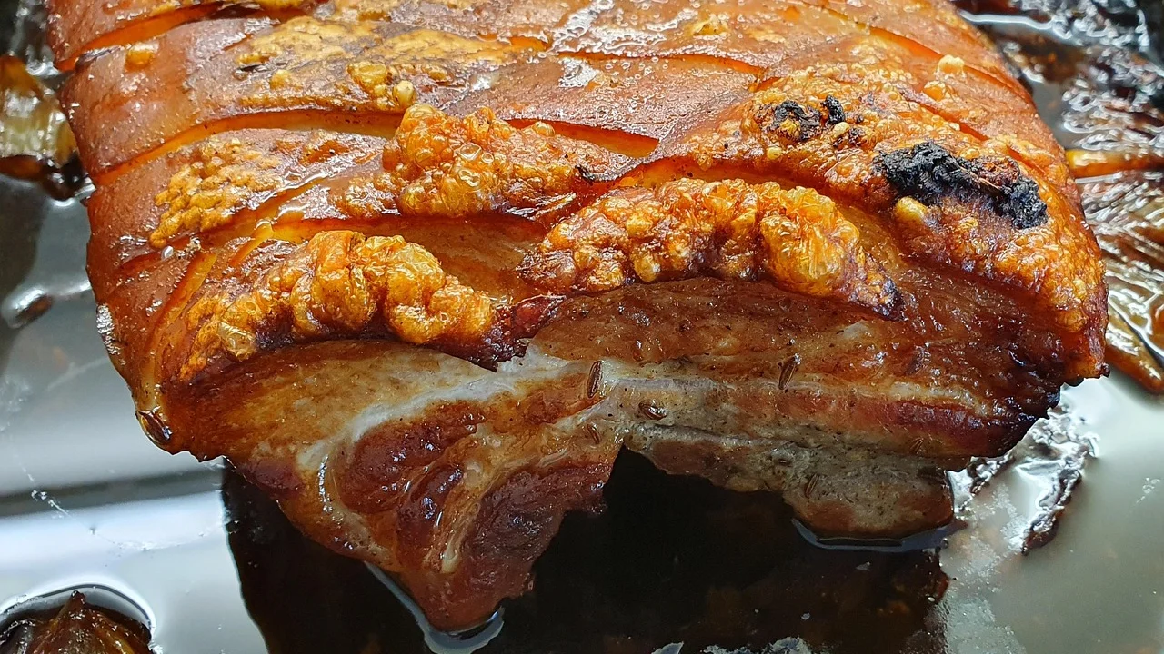 Pernil coberto com papel-alumínio durante o assamento.