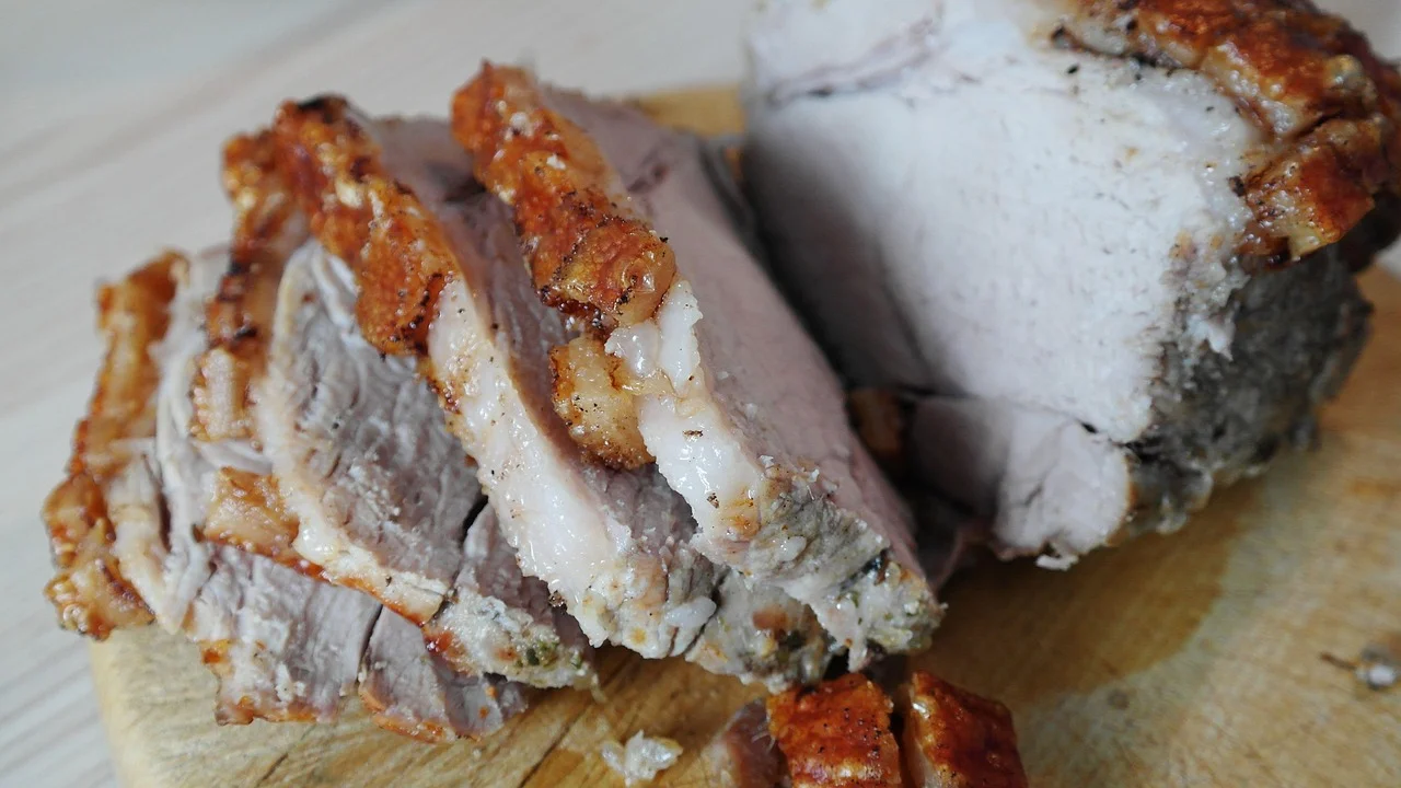 Acompanhamentos simples para servir com carne suína assada.