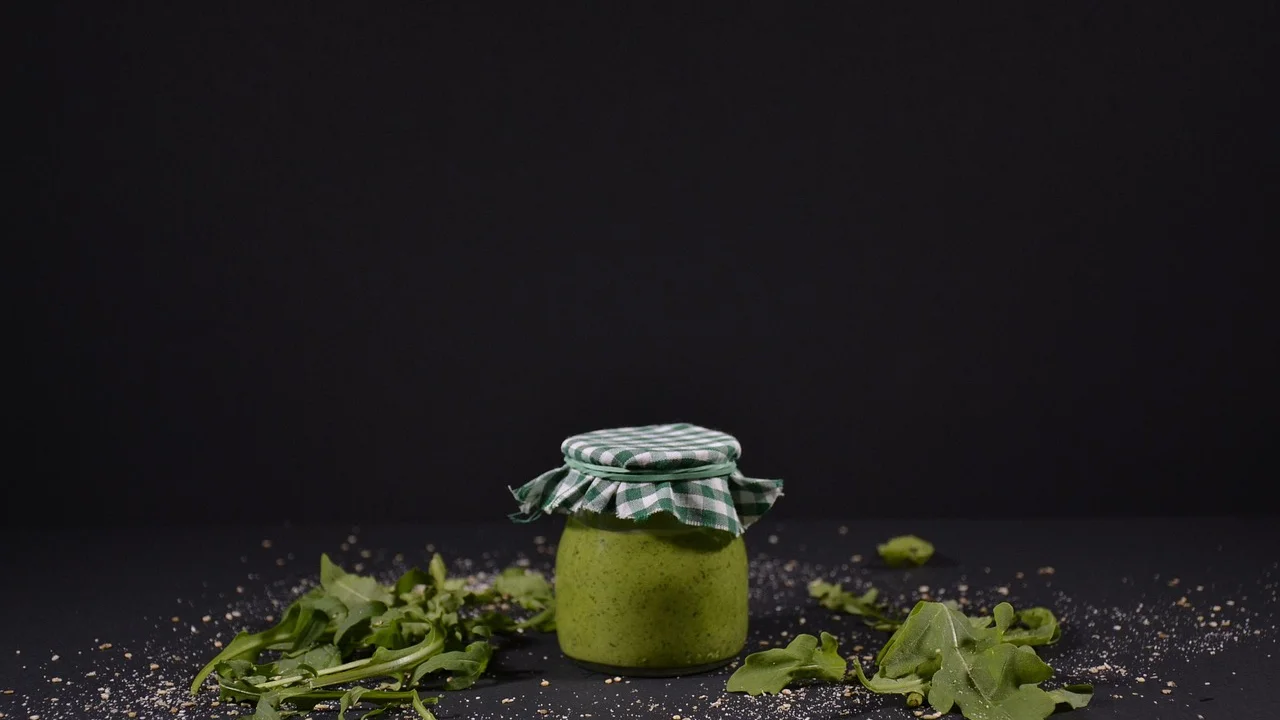 Pesto de rúcula recém-preparado em pote de vidro