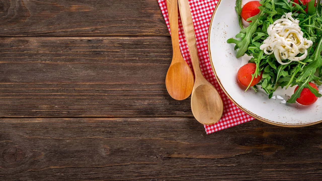 Bruschettas com pesto de rúcula e tomates frescos
