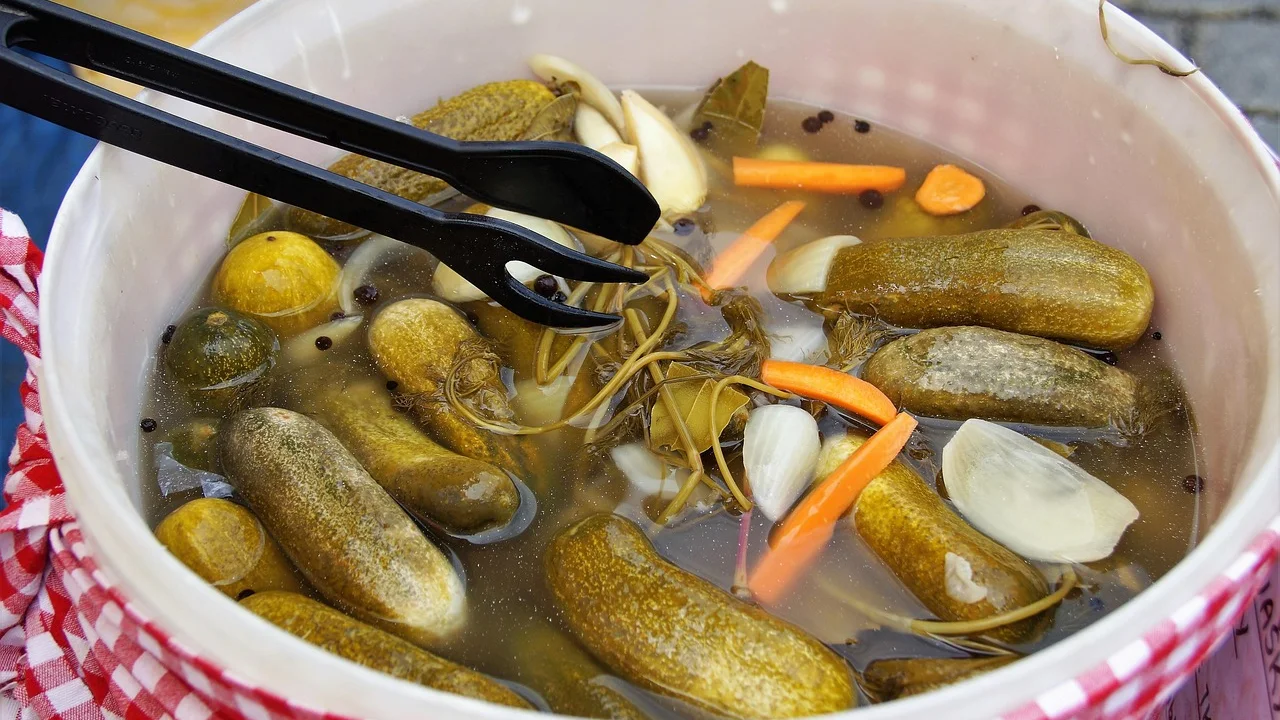 Picles caseiros coloridos servidos como acompanhamento
