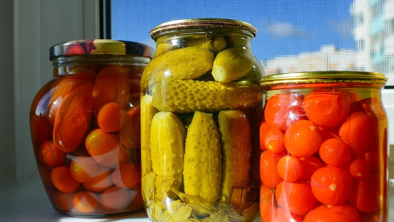 Detalhe de legumes em conserva dentro de pote refrigerado
