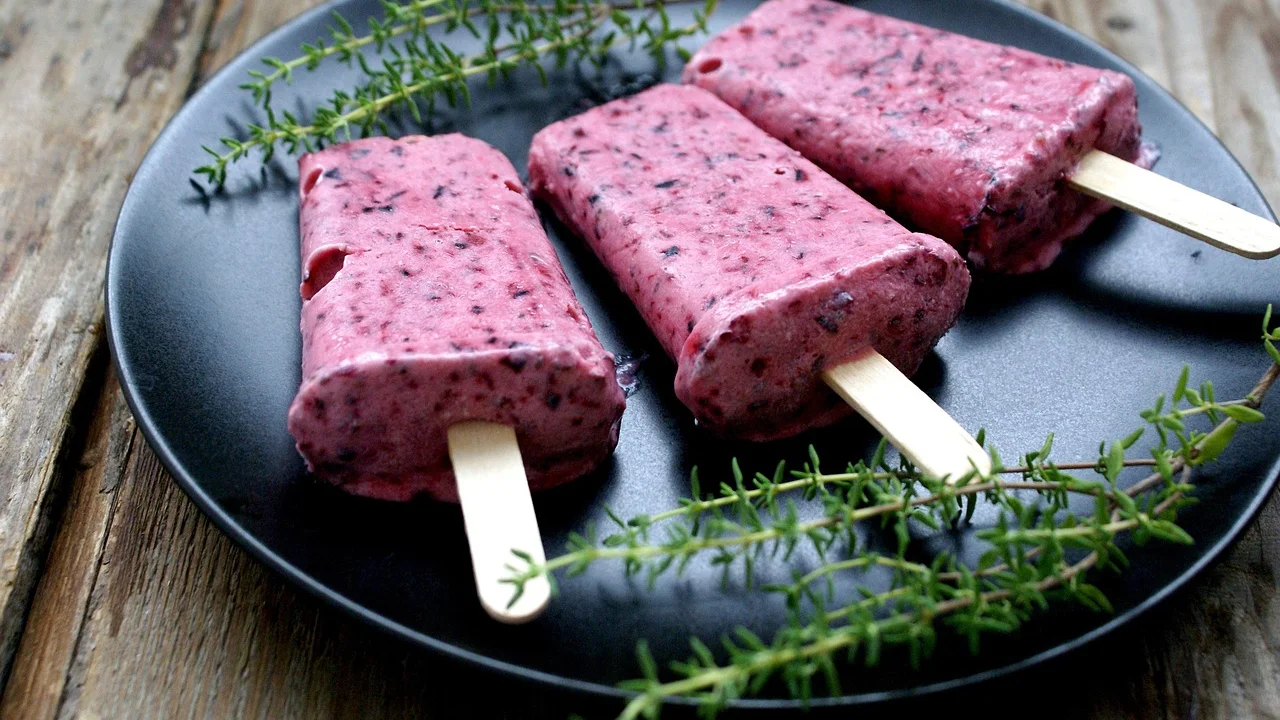 Frutas frescas cortadas para preparar picolés