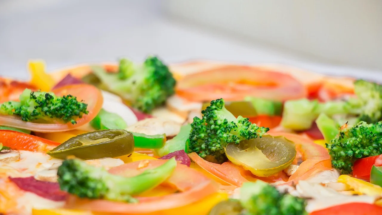 Pizza individual com muçarela assando no cesto da airfryer.