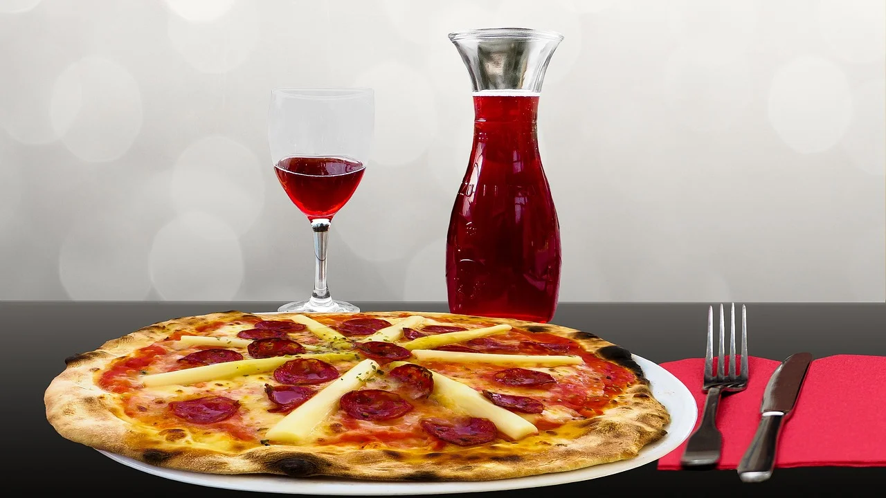 Molho de tomate e queijo distribuídos em uma base pré-assada.