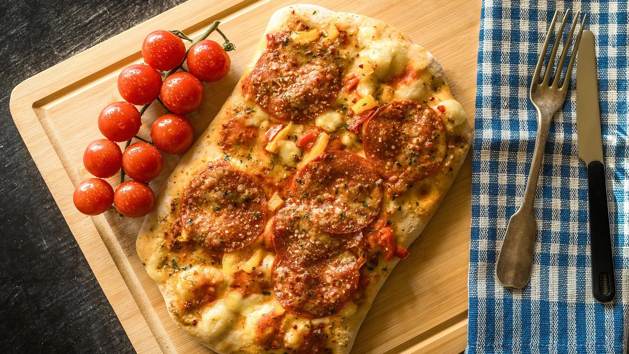 Pizza de calabresa pronta com borda dourada e queijo derretido.