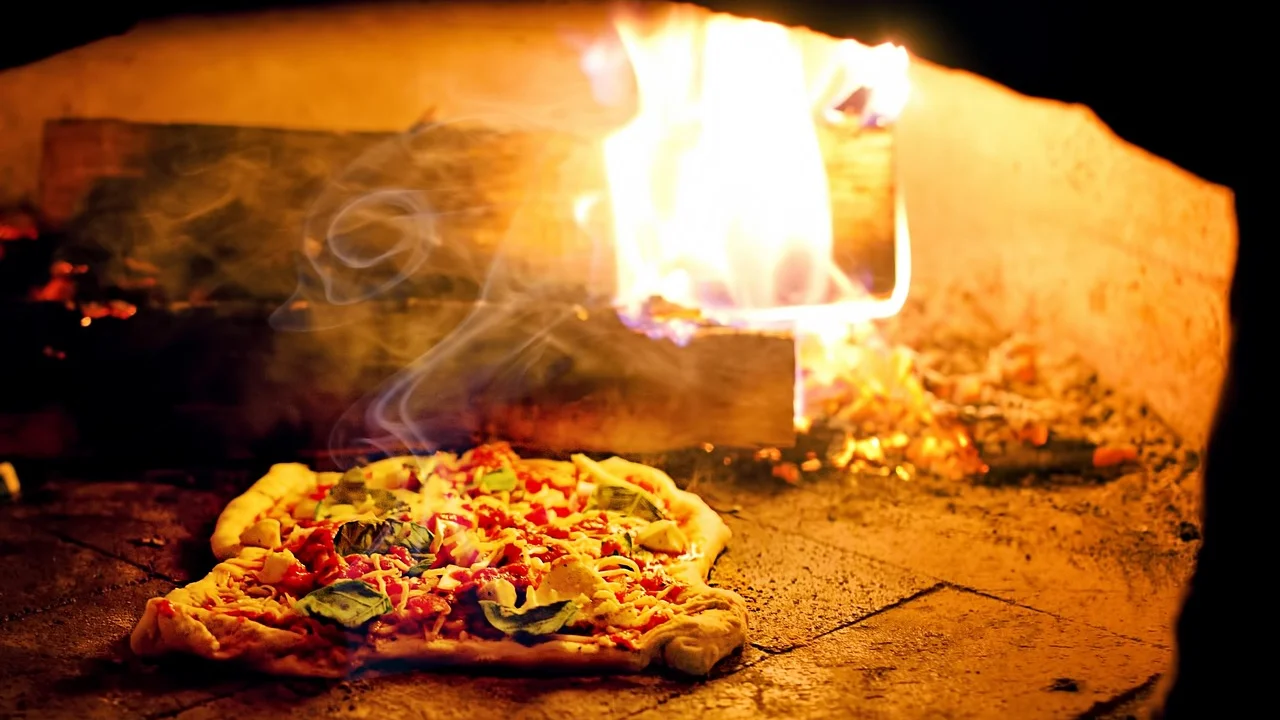 Fatias de pizza caseira servidas após o preparo na airfryer.
