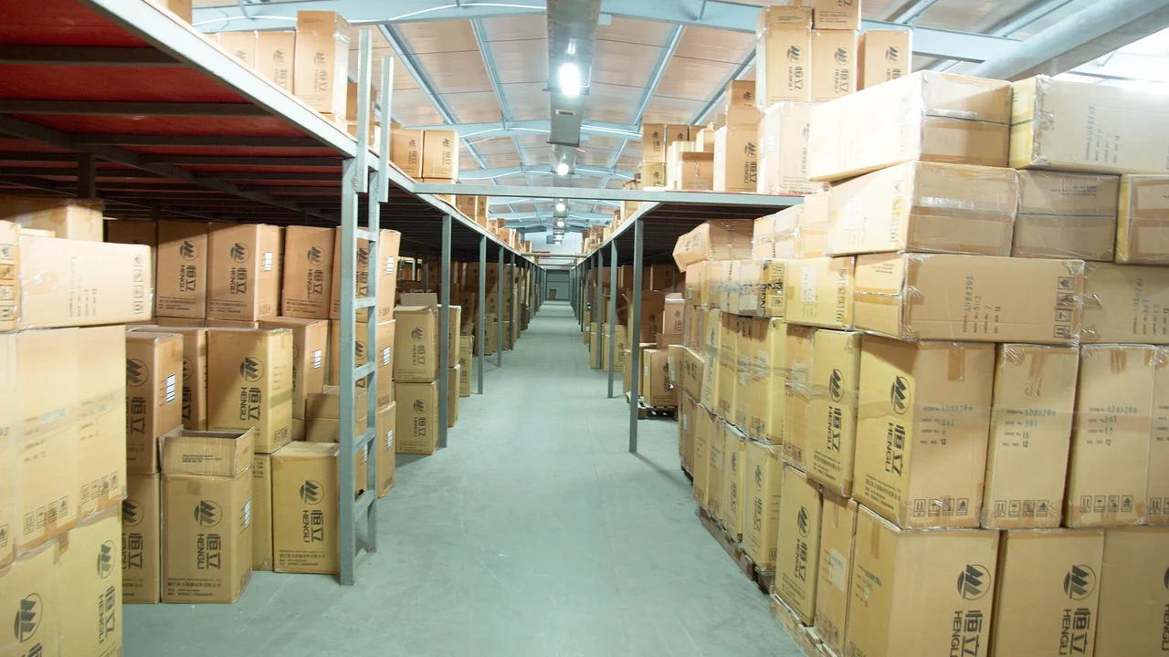 Produtos separados por categoria em caixas organizadoras.