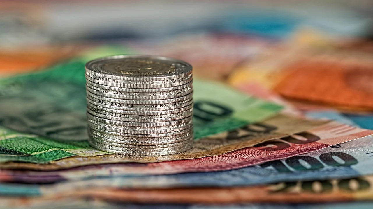 Caderno de orçamento familiar ao lado de contas domésticas.