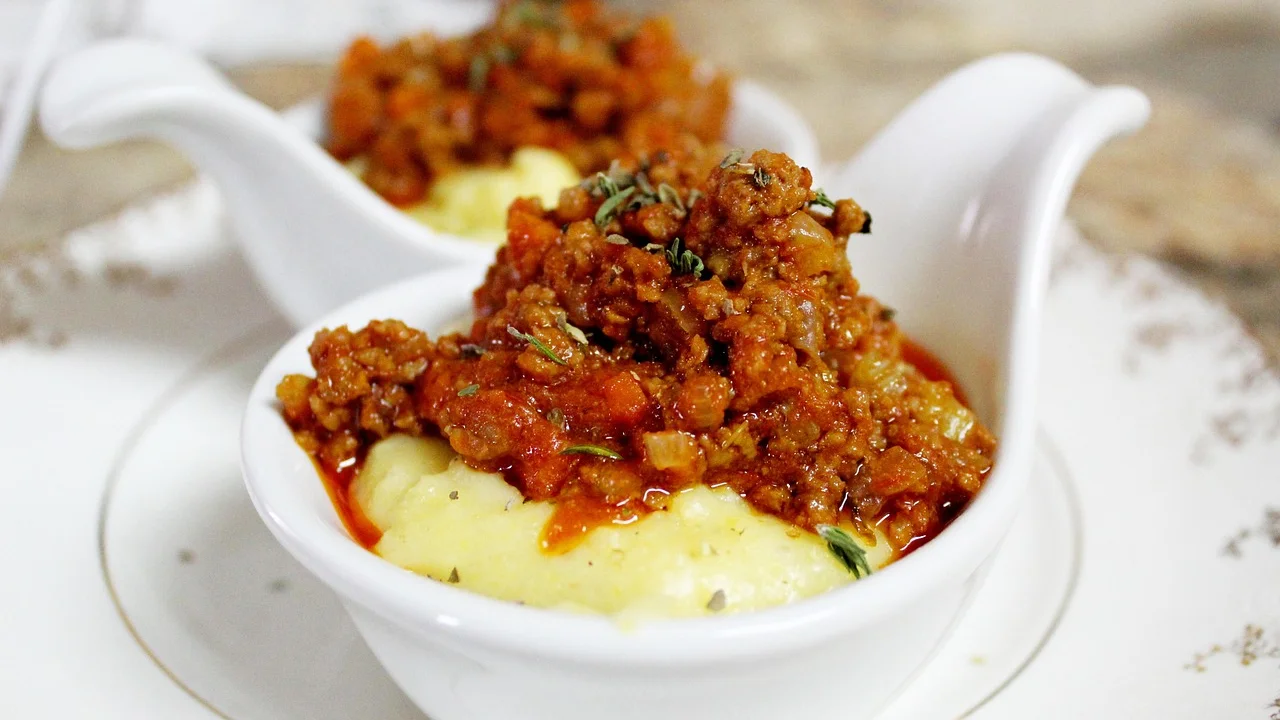 Preparo da polenta em panela de fundo grosso