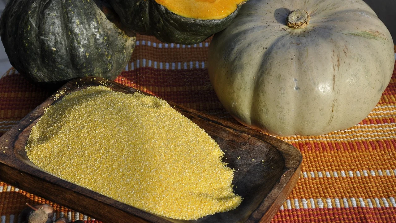 Quadrados de polenta fria dourados na frigideira