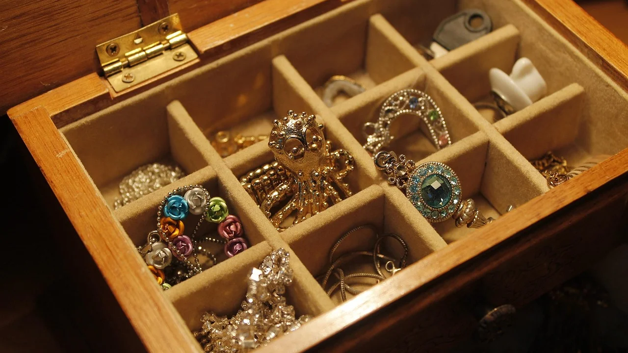 Materiais simples usados para montar um organizador de acessórios.