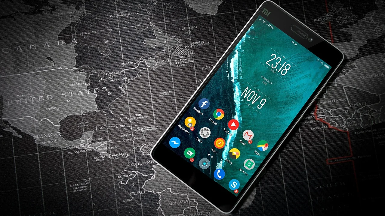 Tela de smartphone com sinal de rede ativo