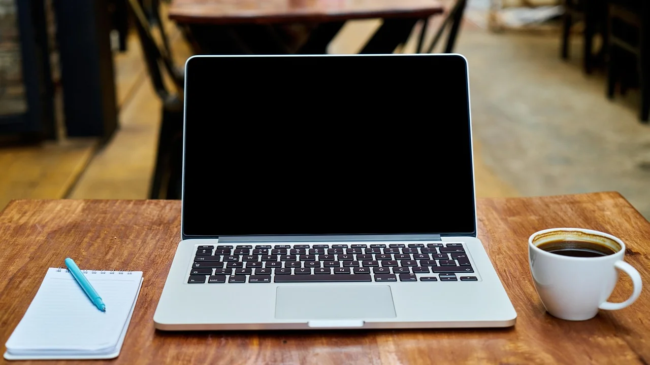 Notebook exibindo atalho de captura de tela no teclado
