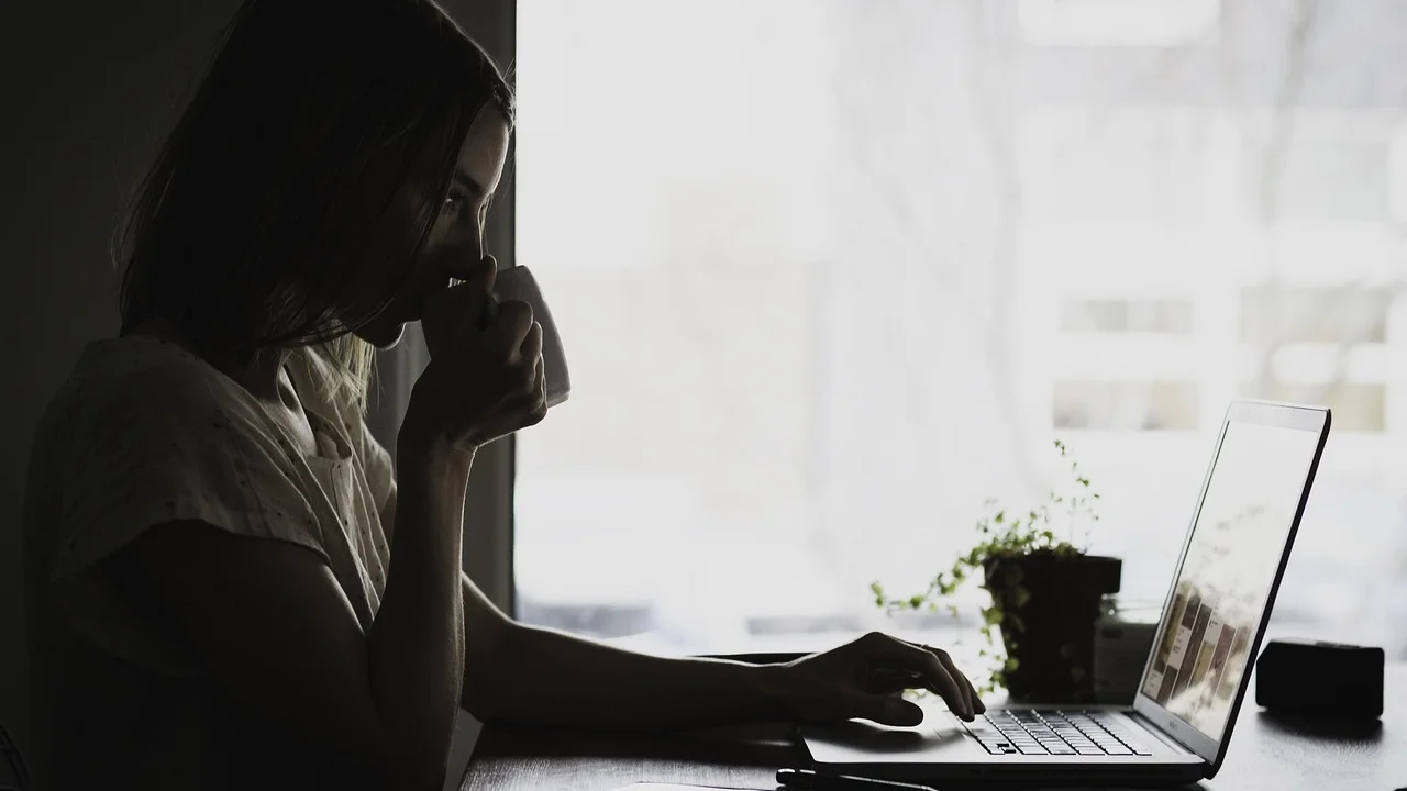Estudante organizando referências e materiais de estudo