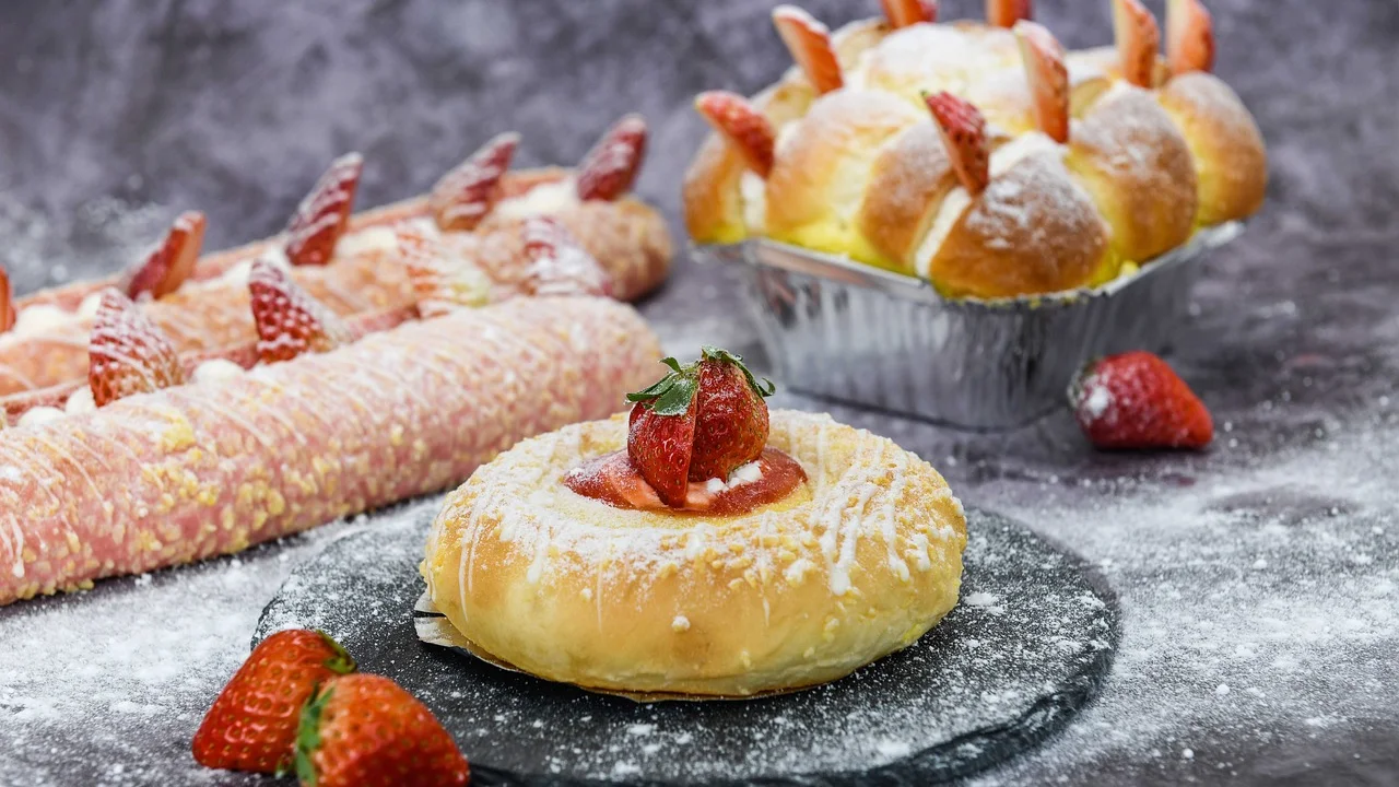 Pudim de pão desenformado com calda de caramelo