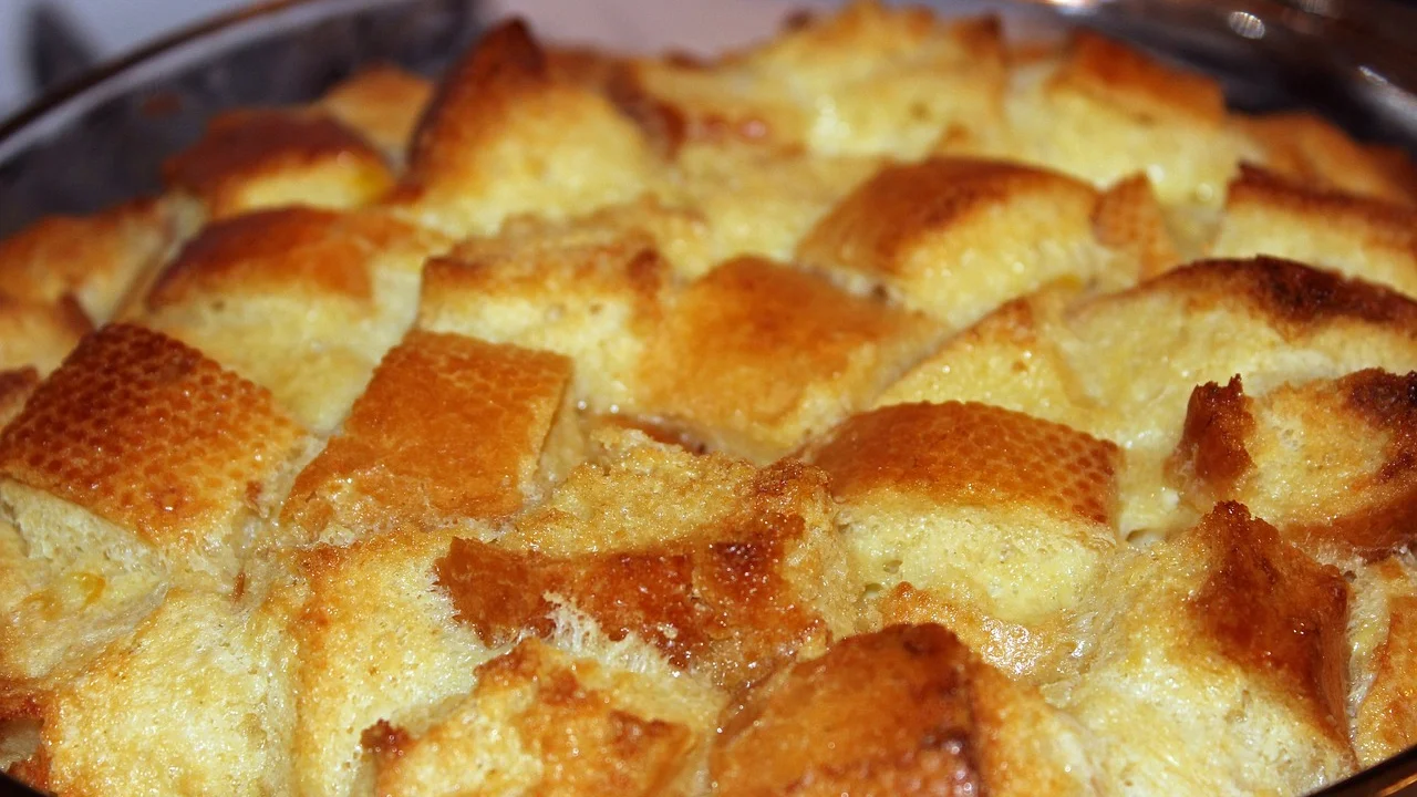 Pães amanhecidos cortados para preparar a sobremesa