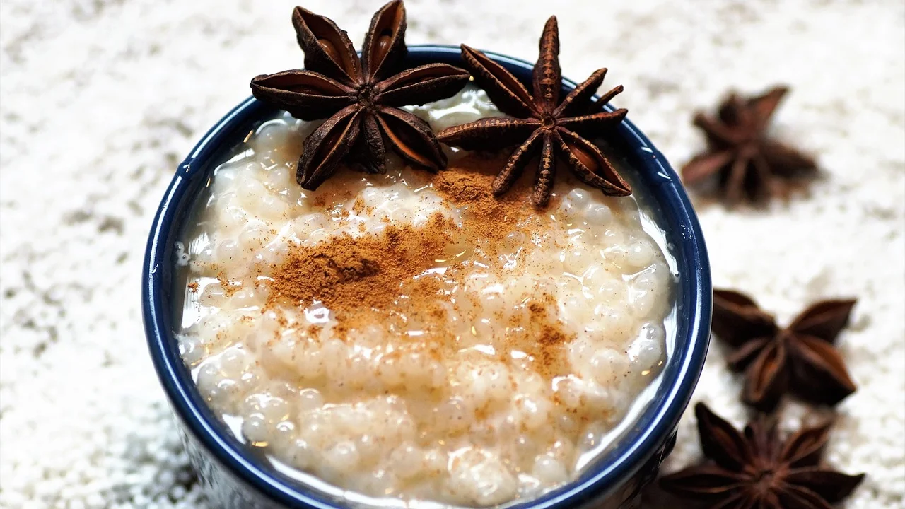 Pudim de tapioca desenformado com calda de caramelo.