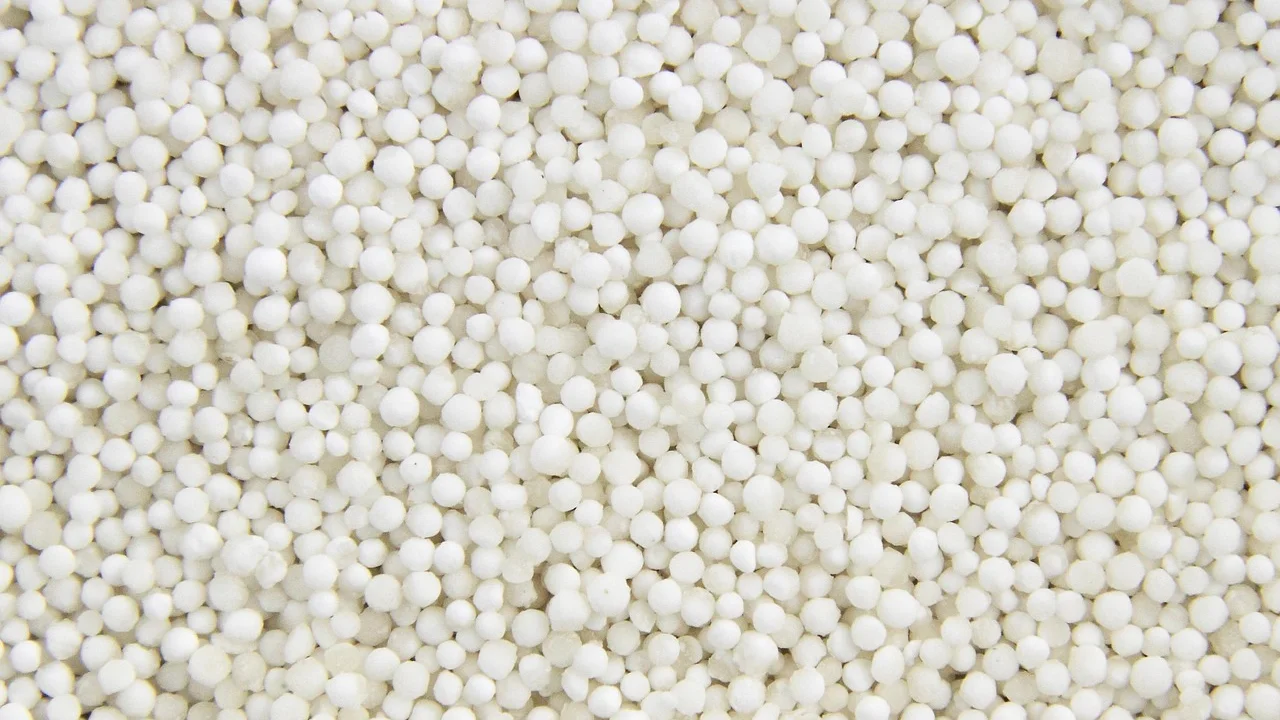 Leite quente sendo misturado à tapioca granulada.