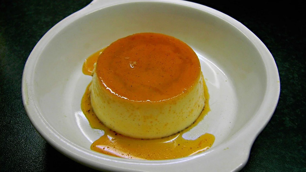 Fatia de pudim de tapioca servida bem gelada.