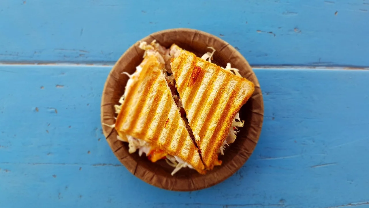 Cubos de queijo coalho dourados na cesta da airfryer