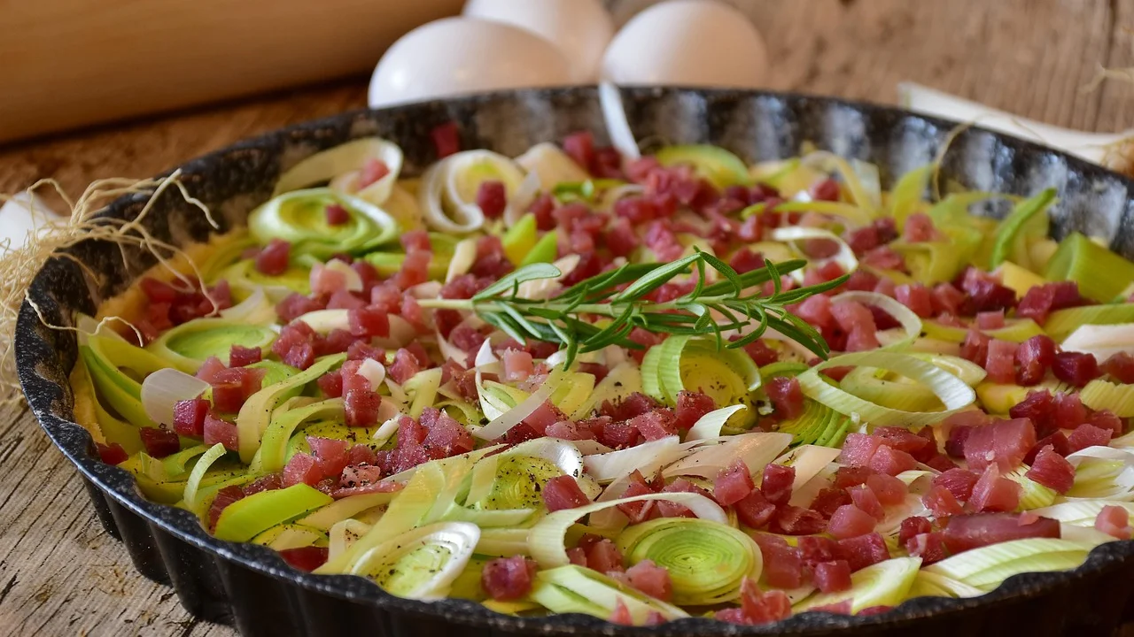 Quiche de alho-poró dourada recém-saída do forno