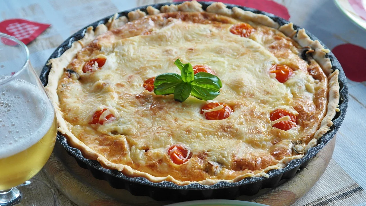 Massa amanteigada aberta e acomodada na forma de torta