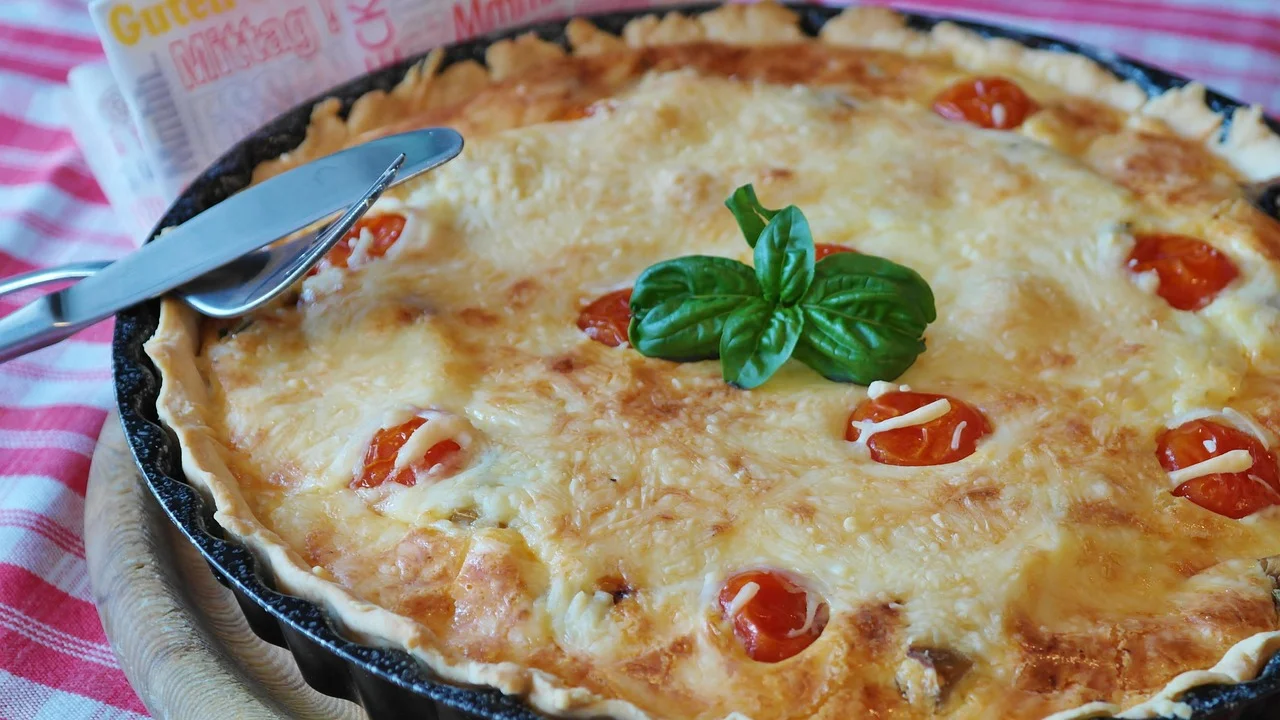 Quiche recém-assada com superfície gratinada e cremosa