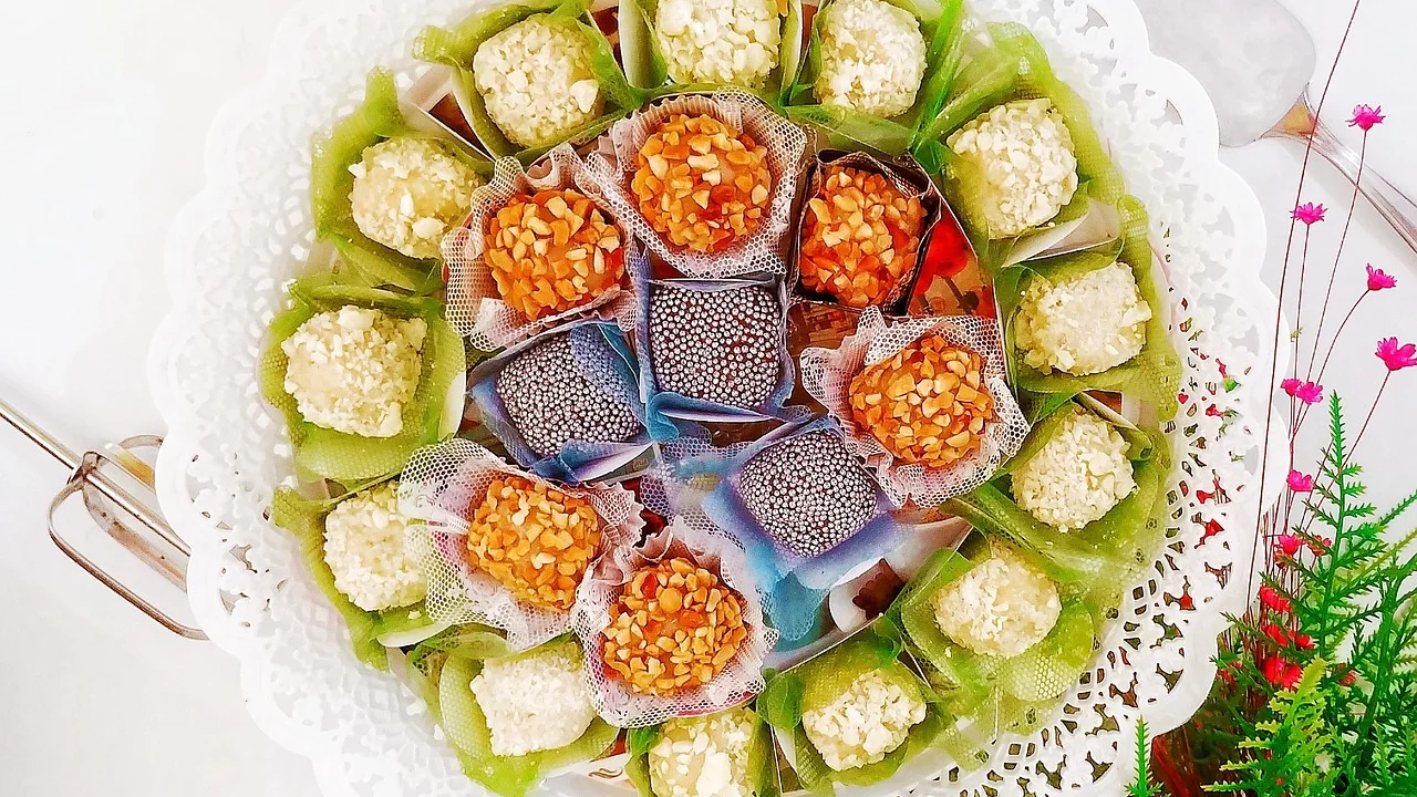 Brigadeiro branco cremoso sendo mexido em panela de fundo grosso.