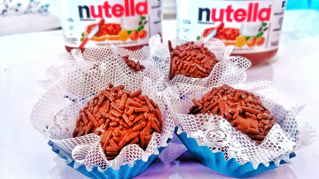 Recheio de brigadeiro branco espalhado entre camadas de bolo.