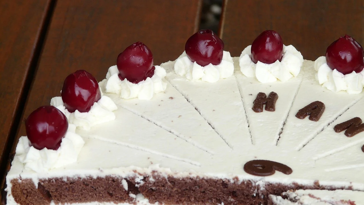 Creme de leite em pó sendo mexido em panela de fundo grosso.
