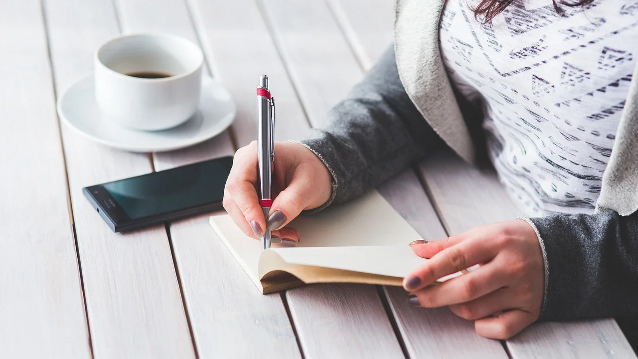 Mesa de estudos com livros, caderno e computador