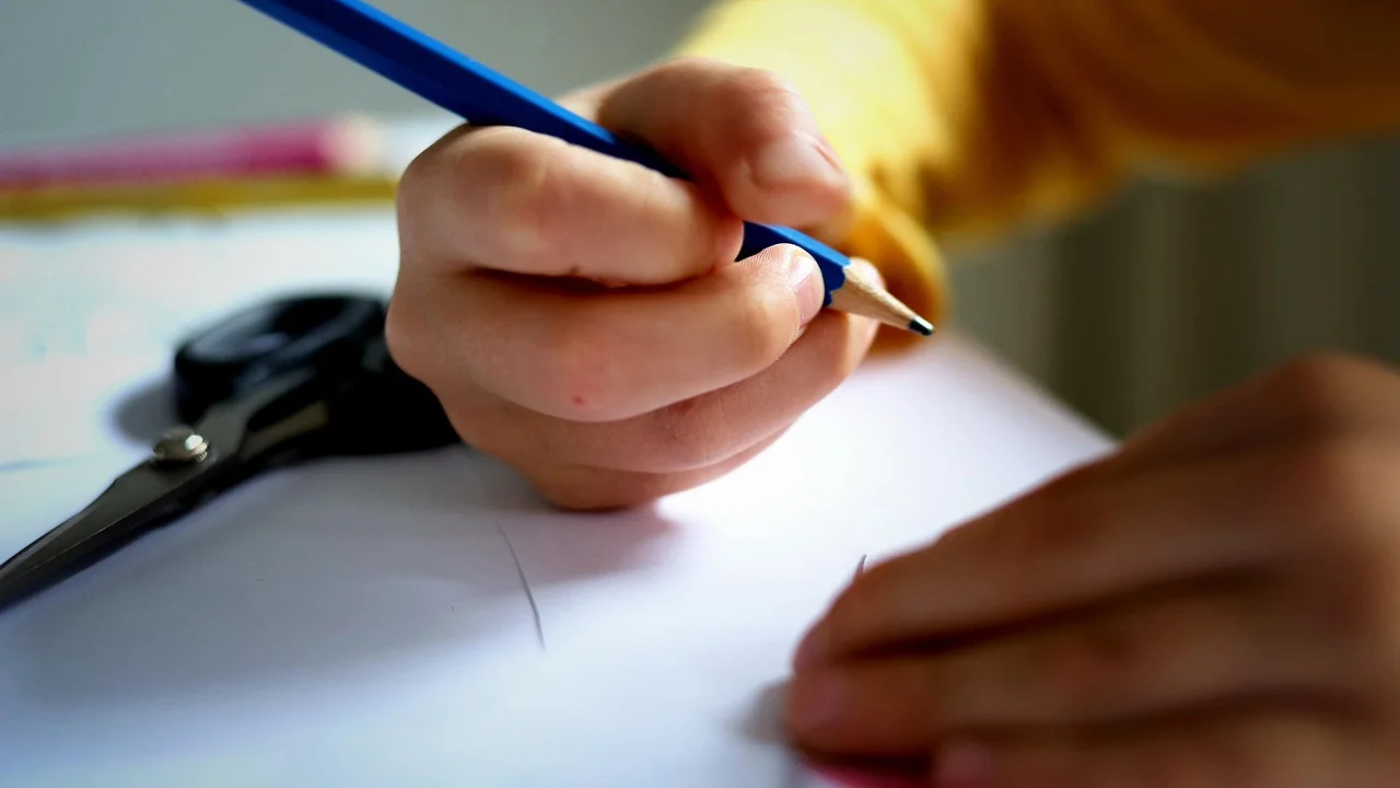 Redação manuscrita com parágrafos bem organizados