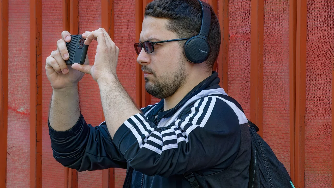 Mãos editando um vídeo curto em um aplicativo de celular.