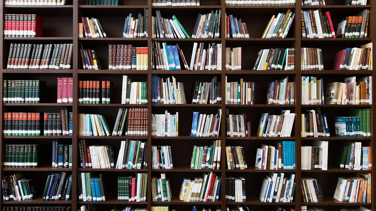 Estudante registra dados bibliográficos durante a leitura.
