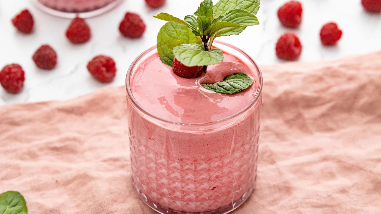 Frutas maduras cortadas para preparar uma bebida caseira