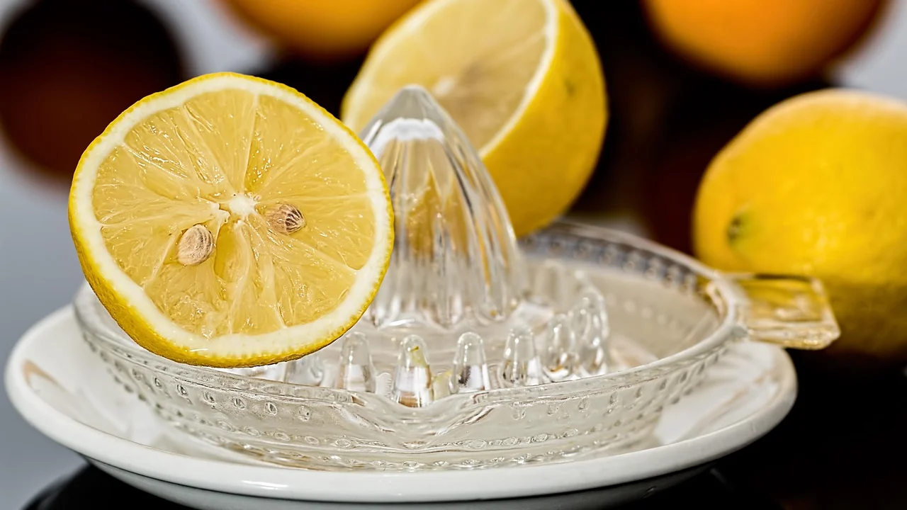 Liquidificador com mistura de frutas e água gelada