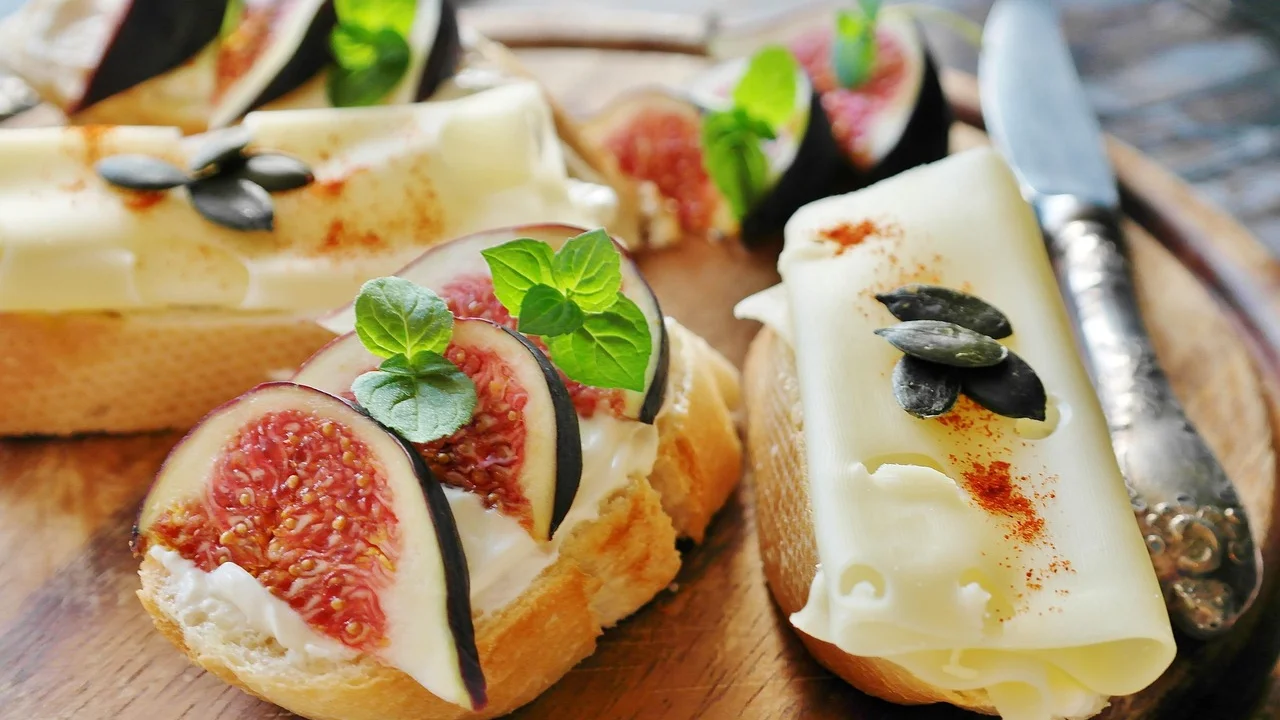 Creme de queijo caseiro servido em pote de vidro