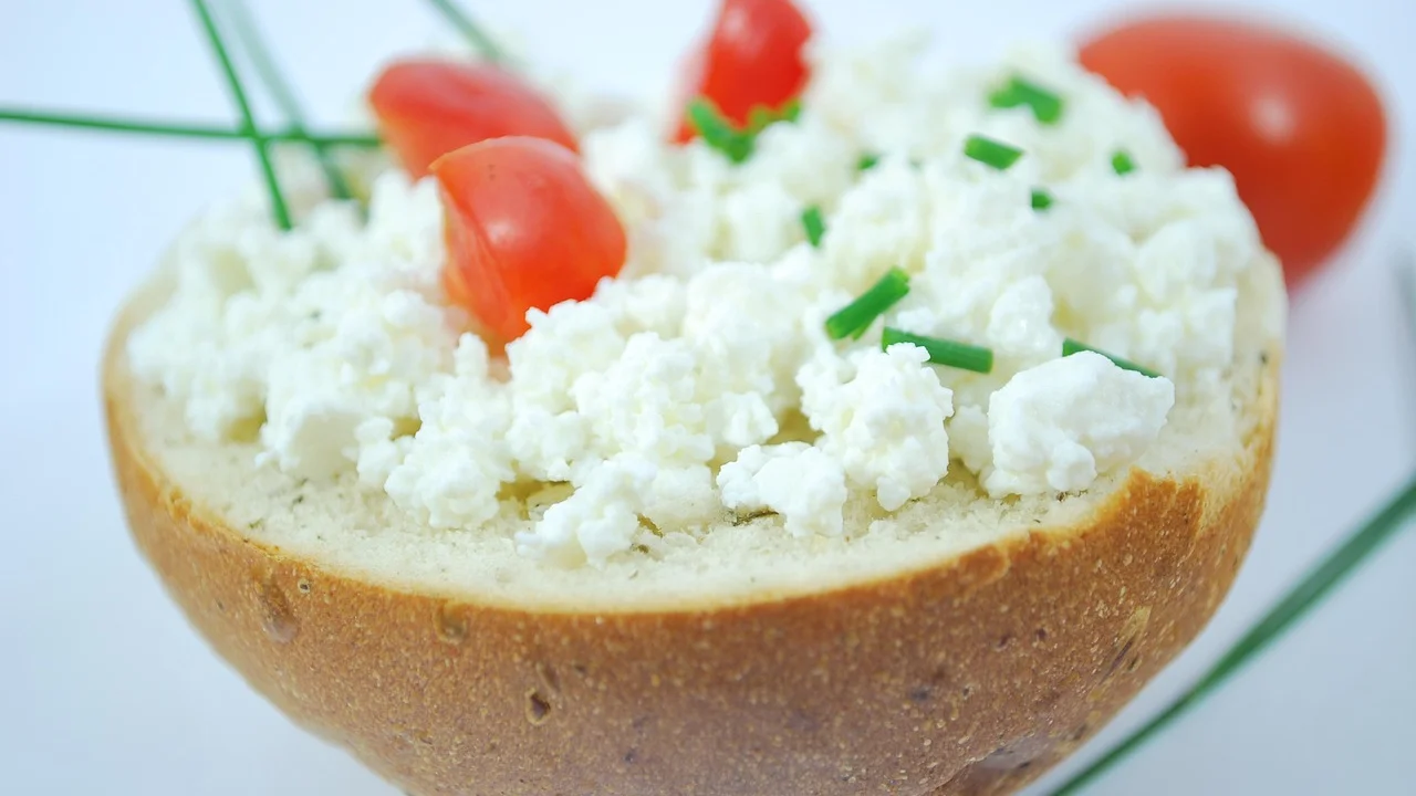 Requeijão cremoso espalhado sobre fatias de pão