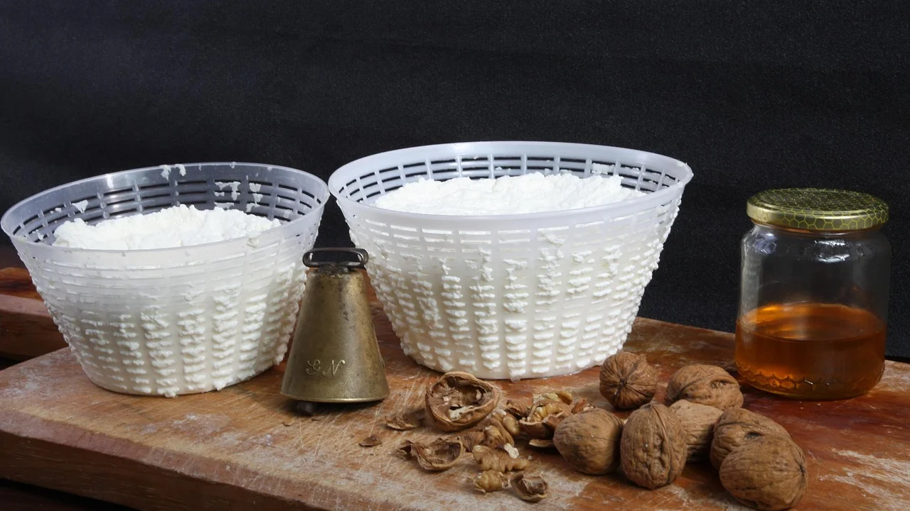 Ricota caseira temperada com azeite e ervas frescas.