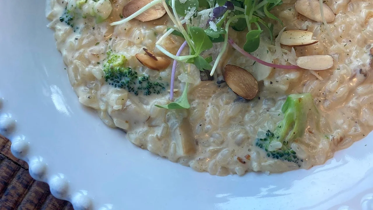 Frango desfiado e ervilhas adicionados ao risoto.
