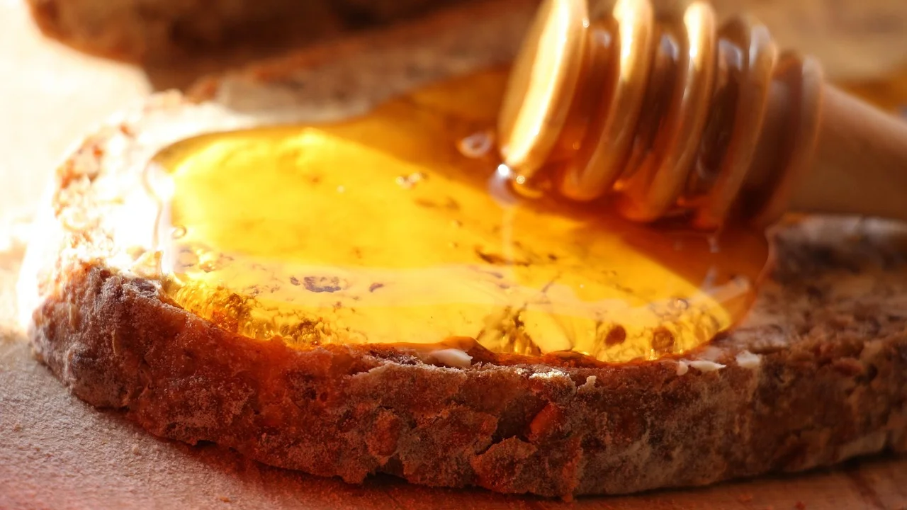 Fatias de rosca doce servidas com café coado.