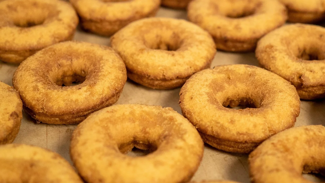 Rosquinhas caseiras servidas em prato para o lanche.
