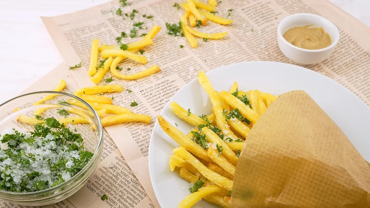 Colher de madeira com tempero aromático para pratos salgados