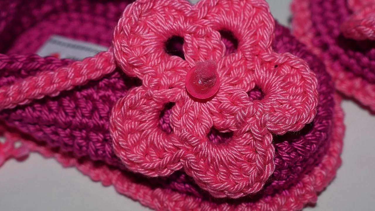 Materiais básicos separados para crochetar um par
