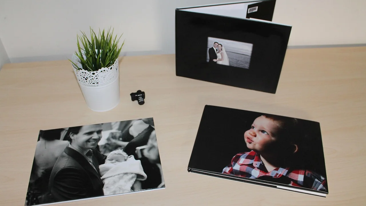 Página com fotos, papéis estampados e pequenos detalhes decorativos.