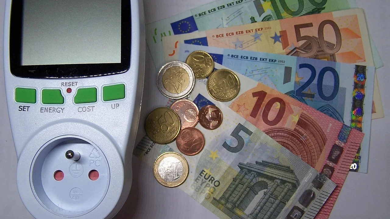 Comprovante de pagamento guardado junto a contas organizadas.