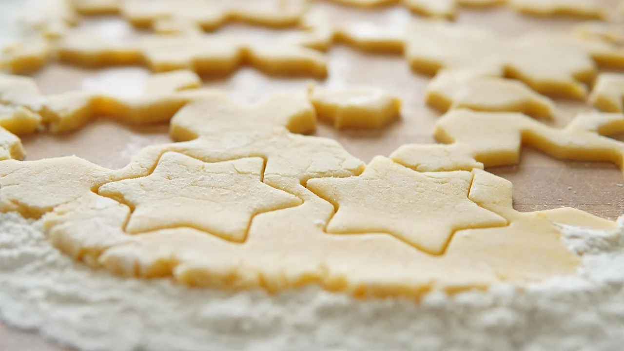 Biscoitos marcados com garfo antes de entrar no forno