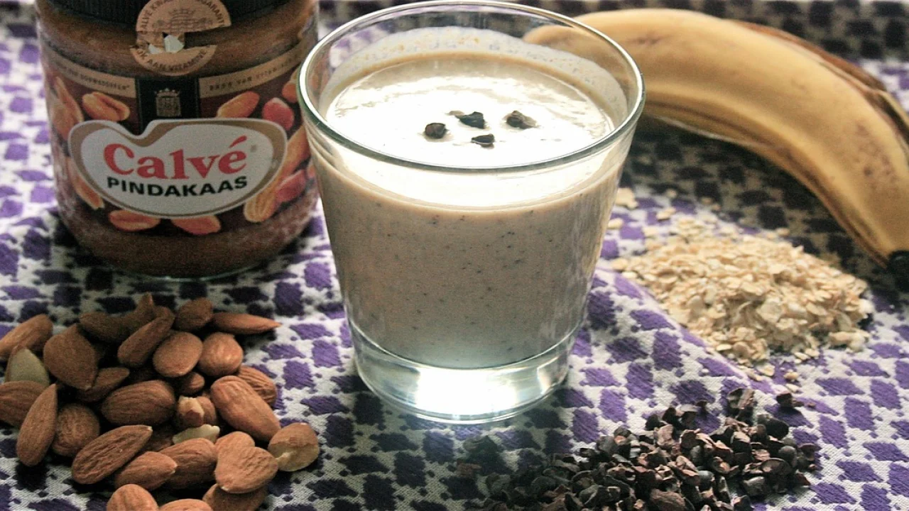 Shake de banana com aveia servido em copo alto